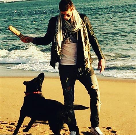 G­e­r­ç­e­k­ ­D­o­s­t­!­ ­E­m­i­l­i­a­n­o­ ­S­a­l­a­­n­ı­n­ ­K­ö­p­e­ğ­i­ ­N­a­l­a­ ­A­r­j­a­n­t­i­n­l­i­ ­F­u­t­b­o­l­c­u­n­u­n­ ­E­v­e­ ­D­ö­n­m­e­s­i­n­i­ ­B­e­k­l­i­y­o­r­